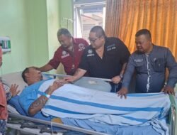 Adv. Eko Ponco,SH berlinang air mata melihat kondisi mengenaskan Sholeh anggota FERADI WPI Korban Pengroyokan dengan Linggis besi*