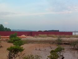 GUDANG MISTERIUS DI PINGGIR LAUT DEKAT PELABUHAN RORO KARIMUN DISOROT, KADANG ADA KAPAL NELAYAN DAN POMPONG ISI MINYAK, DIDUGA MILIK HANYO*